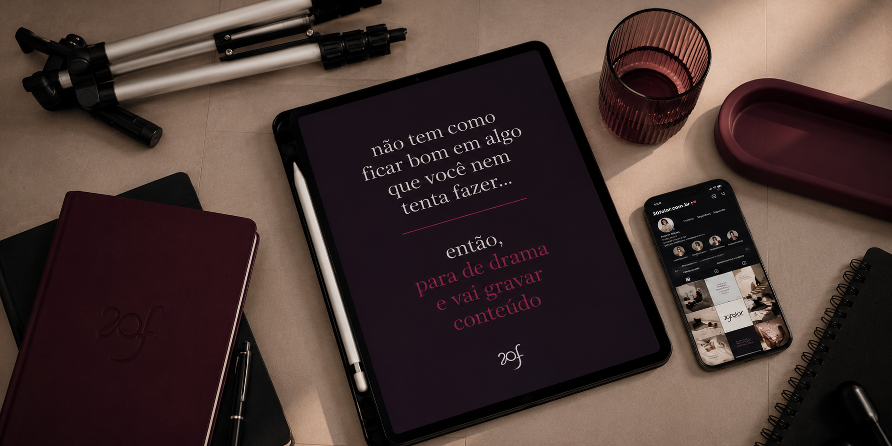 Espaço de criação de conteúdo da 20falar com tablet, celular e tripé para gravação de vídeos para redes sociais.