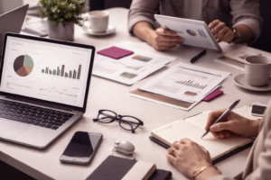 20Falar de Social Media - Agência de Marketing Digital | A integração de redes sociais nada mais é que uma “reunião” de todas as suas redes sociais em um canal em específico.
Lá, elas se unem e tentam dominar o mundo, saca?!